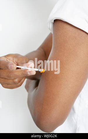 L'homme en utilisant l'injection d'insuline seringue, close-up Banque D'Images