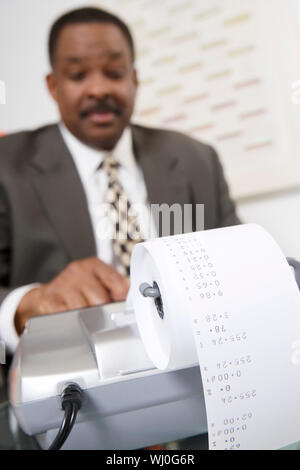 Sur l'ajout de travail comptable homme machine à l'office de tourisme Banque D'Images