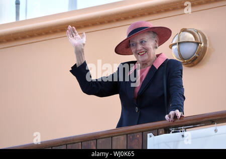 03 septembre 2019, le Schleswig-Holstein, Flensburg : Margrethe II, Reine de Danemark, les vagues de la royal yacht "annebrog'. Elle visitera Schleswig-Holstein pendant quatre jours. Le Danemark considère que la visite en prélude à la célébration du 100e anniversaire de la démarcation de la frontière en 2020 par référendum. Photo : Carsten Rehder/dpa Banque D'Images