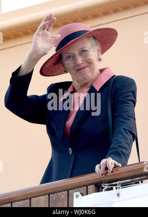 03 septembre 2019, le Schleswig-Holstein, Flensburg : Margrethe II, Reine de Danemark, les vagues de la royal yacht "annebrog'. Elle visitera Schleswig-Holstein pendant quatre jours. Le Danemark considère que la visite en prélude à la célébration du 100e anniversaire de la démarcation de la frontière en 2020 par référendum. Photo : Carsten Rehder/dpa Banque D'Images