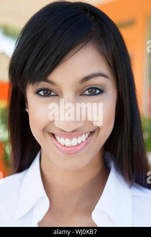 Jeune femme avec des Piercing Nez Banque D'Images