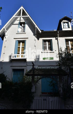 Maison de style anglais à la célèbre Villa Léandre situé à Montmartre. Paris, France. 12 août, 2019. Banque D'Images