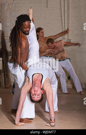 La Capoeira moniteur titulaire d'étudiant qui se penche en arrière Banque D'Images