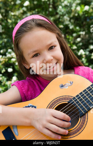 Little Girl Playing Guitar Banque D'Images