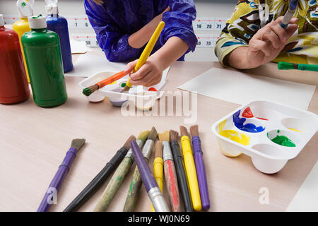 Female student with teacher in art class Banque D'Images