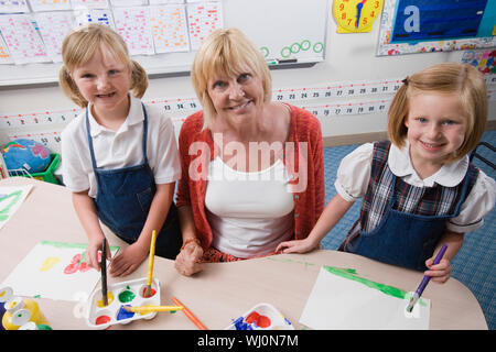 High angle view of happy mature enseignant avec les étudiantes de la classe d'art Banque D'Images