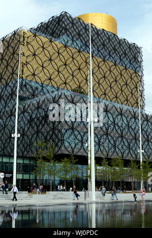 La Bibliothèque de Birmingham et de l'eau nouvelle fonctionnalité, Centenary Square, Birmingham, UK Banque D'Images