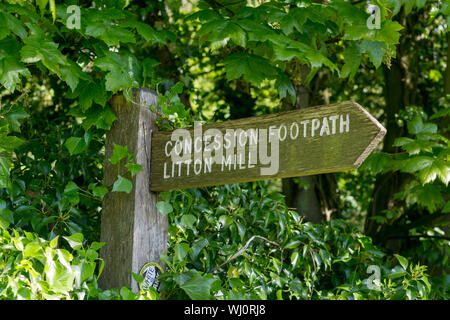 Panneau en bois marqué 'Chemin de concession à Litton Mill' à l'extérieur de l'usine Stoney Middleton and Chatsworth, Derbyshire, Royaume-Uni Banque D'Images