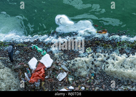 La pollution en plastique de la rivière. L'eau verte de la rivière. Une catastrophe écologique. Banque D'Images