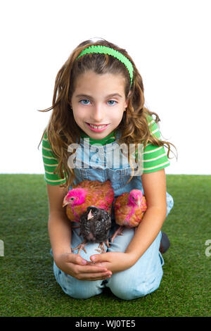 Des parentaux kid girl agriculteur éleveur hug poussin poulet fond blanc Banque D'Images