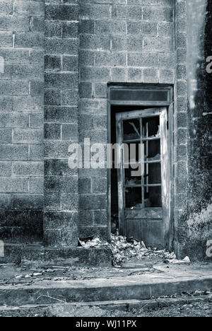 Ruine de l'ancien mur et des fenêtres et des portes. Banque D'Images