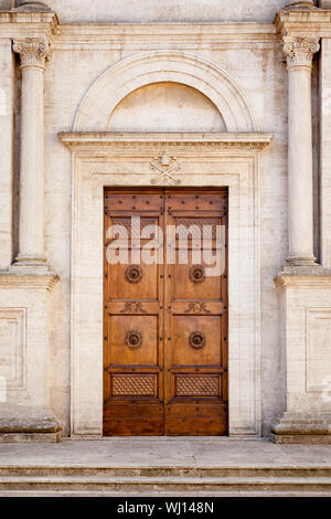 L'image d'une belle porte de bois à Pienza Italie Banque D'Images