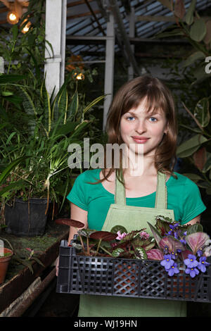 Portrait de belle caisse comptable botaniste plein de plantes à fleurs les émissions de Banque D'Images