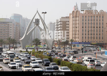 Dubaï, Émirats arabes unis, le trafic est soutenu dans toutes les directions à la Tour de l'horloge rond-point sur la route Al-Maktoum. Banque D'Images