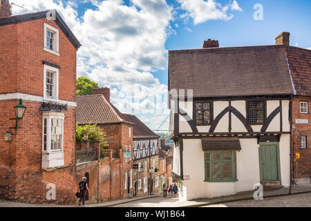 2 Juillet 2019 : Lincoln, UK - Touristes près du haut de la colline raide, Lincoln, Royaume-Uni, sur une belle journée d'été. Banque D'Images