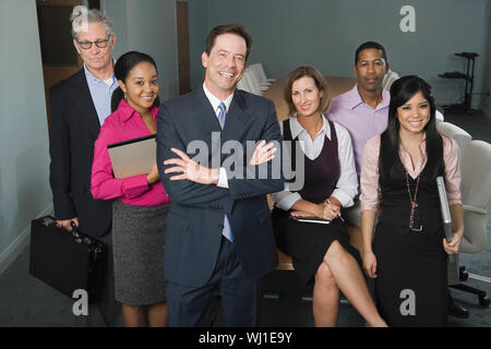 Group portrait of smiling businesspeople multiethnique Banque D'Images