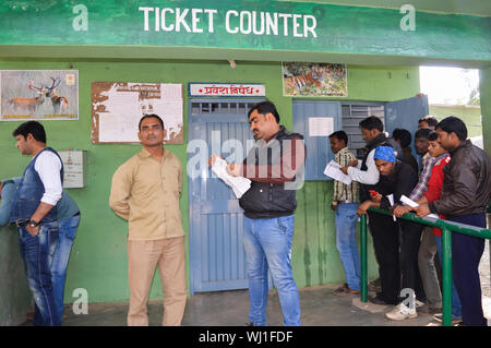 Bandhavgarh National Park, le Madhya Pradesh, Inde, le 1 mai, 2018 - Les gens attendent en ligne à guichet de Bandhavgarh National Park, le Madhya Pradesh, Banque D'Images