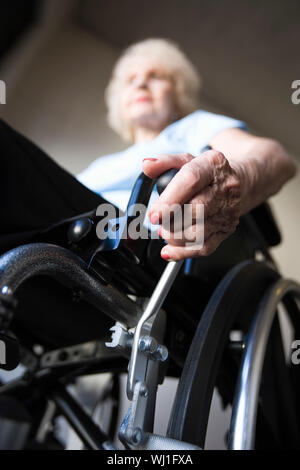 Low angle view of a senior woman floue fauteuil roulant d'exploitation Banque D'Images