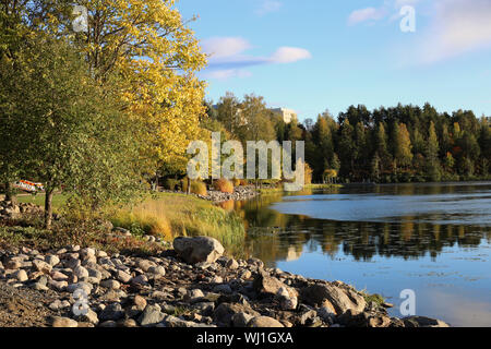 Superbe photo de paysage du lac Valkeinen, Kuopio, Finlande. Les arbres colorés, ciel clair et le lac avec de beaux reflets. Saison d'automne. Photo couleur. Banque D'Images