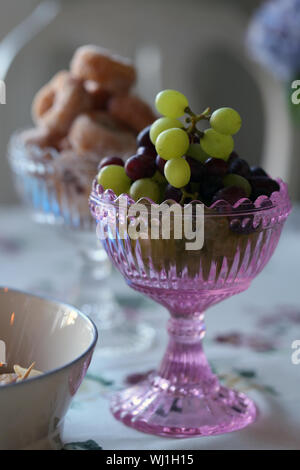 Les raisins et pain sec de moustiques dans de beaux bols en verre. Sain et Délicieux plats servis dans une maison. La vie encore Gros plan photo. Banque D'Images