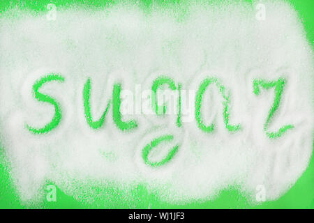 Lettres de sucre sur fond vert. Sucre mot est écrit sur fond de sucre. Banque D'Images