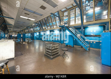 Vue intérieure d'une grande usine de journaux Banque D'Images