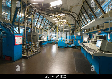 Vue intérieure d'une grande usine de journaux Banque D'Images