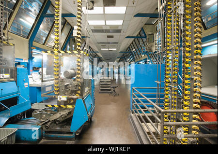 Vue intérieure d'une grande usine de journaux Banque D'Images