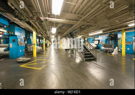 Vue intérieure d'une grande usine de journaux Banque D'Images