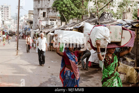 Parasnath, Giridih, Jharkhand, India Mai 2018 - La population locale autour de la célèbre zone de marché. Une scène de rue typique illustrant la vie rurale en simple Banque D'Images