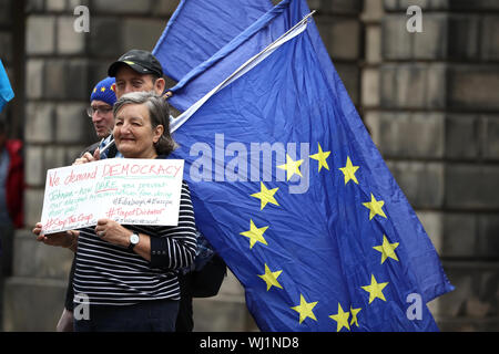 Des manifestants pro-UE à l'extérieur de la Cour de session à Edimbourg, où une audience complète aura lieu aujourd'hui pour ceux qui recherchent un interdit, à travers le droit écossais, à l'Ordre royal de suspendre le Parlement. Banque D'Images