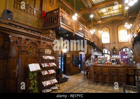 Intérieur de la Caru cu Bere (le panier de la bière) de la brasserie et restaurant, Bucarest, Roumanie Banque D'Images