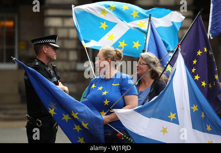 Des manifestants pro-UE à l'extérieur de la Cour de session à Edimbourg, où une audience complète aura lieu aujourd'hui pour ceux qui recherchent un interdit, à travers le droit écossais, à l'Ordre royal de suspendre le Parlement. Banque D'Images