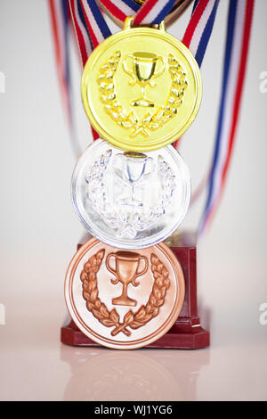 Close up of Gold,sliver,médailles de bronze avec Trophy Banque D'Images