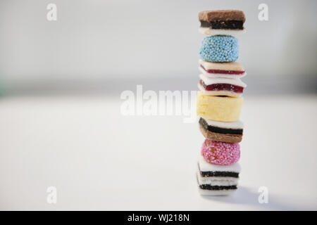 Pile de bonbons de réglisse sur fond blanc Banque D'Images