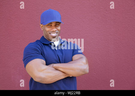 Portrait d'une African American man avec les bras croisés sur fond de couleur Banque D'Images