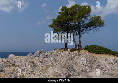 Profiter de la vue sur le cap Amarandos, Skopelos. L'un des plus beaux lieux cachés sur l'île Banque D'Images