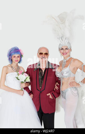 Portrait of man d'armes avec les cadres supérieurs et sa fille à showgirl robe de mariage sur fond gris Banque D'Images
