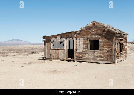 Maison bois sur paysage aride Banque D'Images