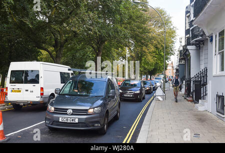 Brighton, UK. 3e, 2019 Sep. La congestion routière dans la région de Brighton ce matin que le travail se fait sur le nouveau système routier Valley Gardens . Le conseil conduit régime répond à l'objectif d'améliorer la sécurité routière, la pollution atmosphérique, et offrir plus de pistes cyclables dans la zone située entre l'église St Pierre et le front de mer et doit être achevé en septembre 2020. Crédit : Simon Dack/Alamy Live News Banque D'Images