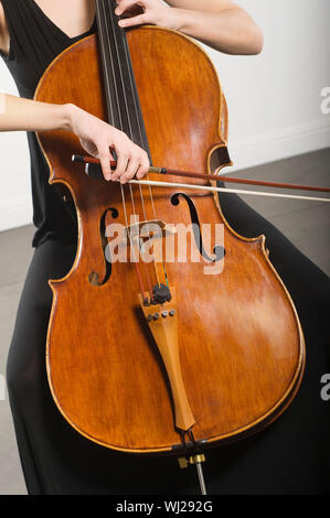 La main de femme jouant du violoncelle instrument de musique classique Banque D'Images