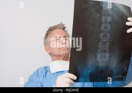 Hauts homme médecin l'analyse clinique en rayons-x Banque D'Images