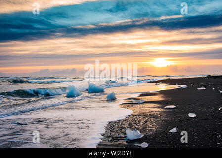 Magnifique coucher de soleil sur la plage du Diamant en Islande avec ciel dramatique Banque D'Images