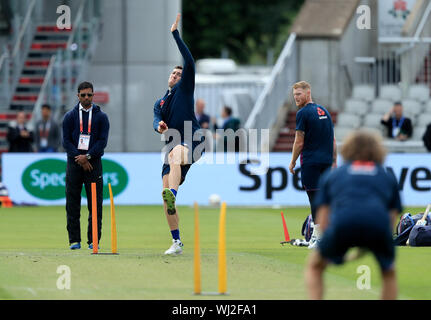 L'Angleterre Craig Overton bols lors d'une session à filets Old Trafford, Manchester. Banque D'Images