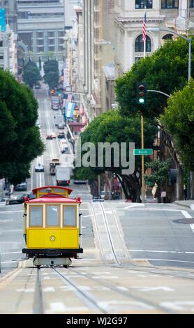 Portrait de tramway sur l'ascension ardue San Francisco Banque D'Images