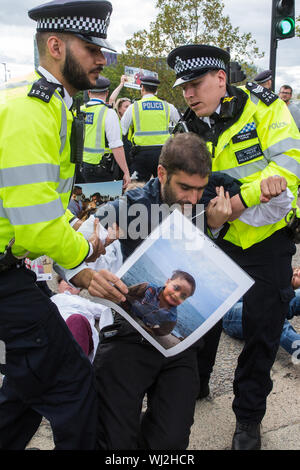 Londres, Royaume-Uni. 2 Septembre, 2019. Les agents de police de retirer de la route à l'extérieur des militants ExCel London contenant les images d'enfants palestiniens tués par Est Banque D'Images