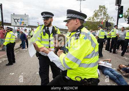 Londres, Royaume-Uni. 2 Septembre, 2019. Les agents de police de retirer de la route à l'extérieur des militants ExCel London contenant les images d'enfants palestiniens tués par Est Banque D'Images
