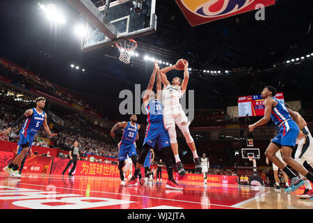 Shenzhen, Chine. 06Th Sep 2019. Basket-ball : WM, Allemagne - République Dominicaine, premier tour, groupe G, 2e journée à Shenzhen Bay Centre sportif. L'Allemagne Paul Zipser (centre droit) joue contre Eulis Baez de la République dominicaine. Credit : Swen Pförtner/dpa/Alamy Live News Banque D'Images