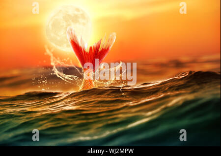 Sirène mythique plongée dans l'océan profond. Scène de nuit avec la pleine lune. Banque D'Images