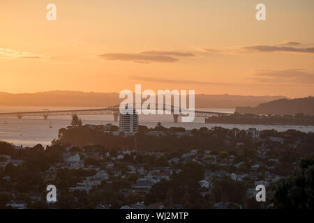 Auckland skyline, vue de Devonport, au coucher du soleil Banque D'Images